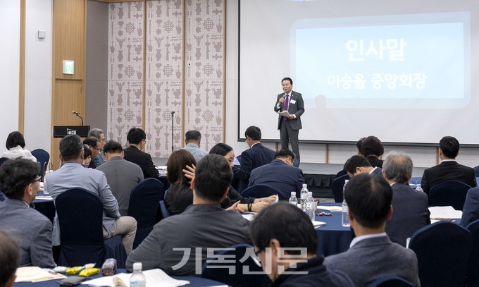 한국CBMC 전국지회장단 회의에서 이승율 중앙회장이 비즈니스 선교의 중요성을 강조하며 참석자들에게 인사하고 있다.