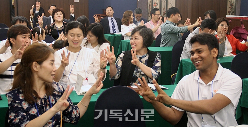 “반갑습니다!” 총무 윤영민 목사의 인도에 따라 서울 경기 제주에서 온 다문화 가정 성도들이 서로 인사를 하고 있다.