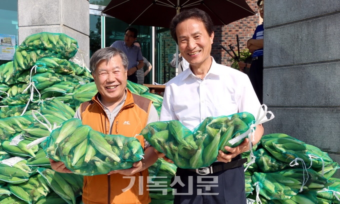 선한장로회 회장 박인원 장로(왼쪽)와 사무총장 김정호 장로가 도농상생을 위한 옥수수 나눔행사를 진행하며 활짝 웃고 있다.