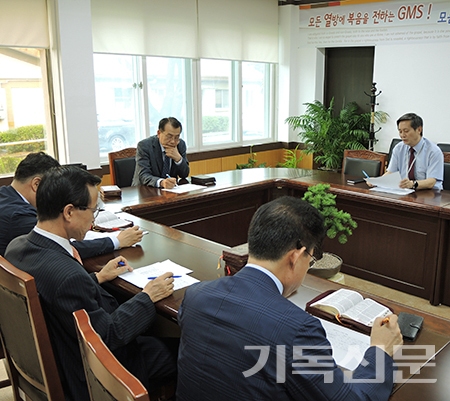 GMS신학교 인준위원회가 7월 11일 GMS 선교센터에서 회의를 하고 있다.