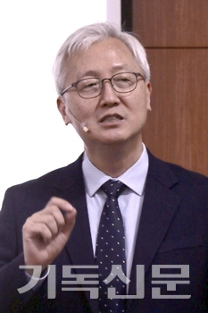 김기호 교수는 한국교회에 극소수인 기독교변증학자이다. 김 교수는 앞으로 기독교변증의 중요성이 더욱 커질 것이라고 말했다.