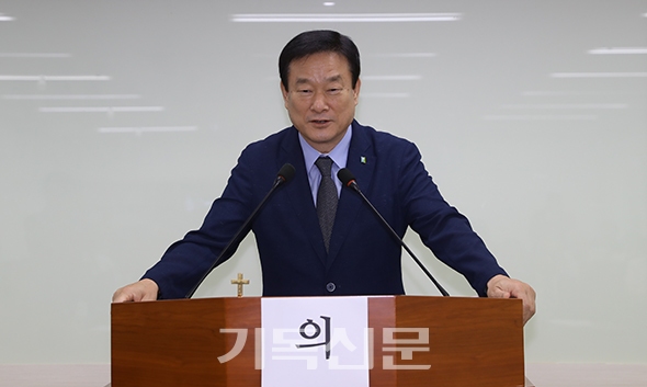 한국교회총무협의회 정기총회에서 회장에 선출된 예장합동 최우식 총무가 당선인사를 하고 있다.