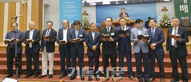 고 박은규 목사와 함께 신학공부를 했던 총신대신대원 77회 동기생들이 고인을 기리며 특송하고 있다.