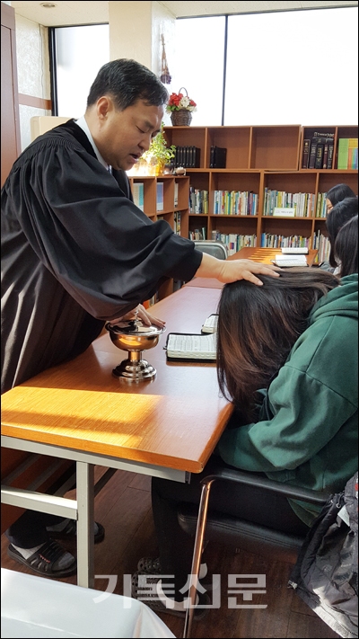 성기만 목사가 공부방에서 상록수마을 아이를 위해 기도하고 있다.