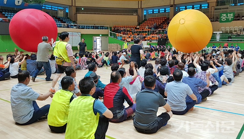 해남시찰연합체직회 친선체육대회에서 공굴리기 게임이 진행 중이다.