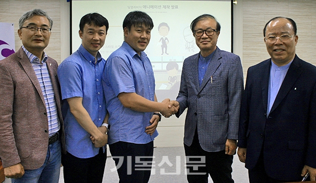 전도부장 김종택 목사(오른쪽 두번째)가 팀얼리비 관계자와 계약을 체결하고 악수를 하고 있다.