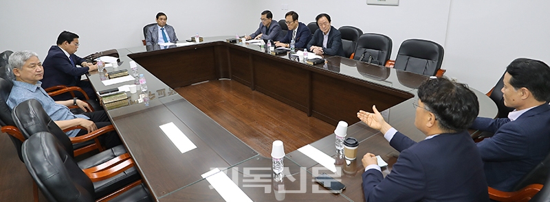 총신조사처리 및 정상화위원회가 곽효근 이상협 목사의 면담을 진행하고 있다.