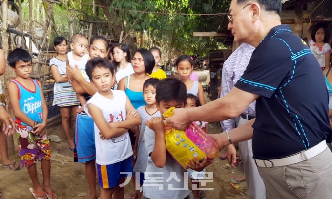 라계동 목사가 필리핀을 찾아 급식 활동과 함께 현지인 학생들을 격려하고 있다.