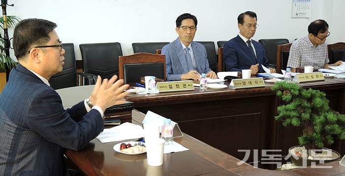 GMS 김정훈 이사장(왼쪽)이 8일 정기임원회를 인도하고 있다.
