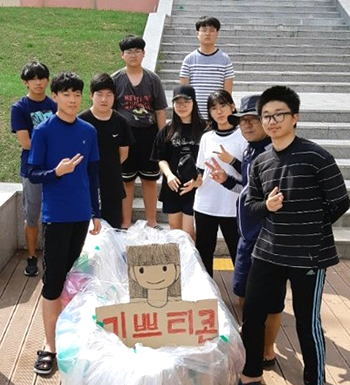 목포서노회 청소년여름수련회에서 자신이 만든 방주를 바다에 띄우는 학생들.