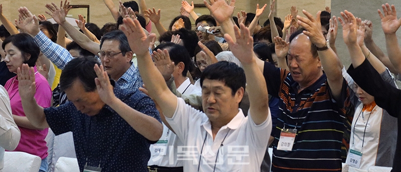 “교사가 일어나 한국교회 부흥을 이끌자!” 수양회에 참석한 전국주교 관계자와 교사, 총회 관계자들이 손을 높이 들며 다음세대와 한국교회 부흥을 위해 간절히 기도하고 있다.
