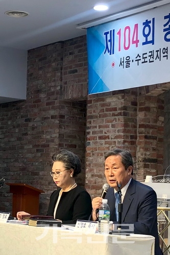 예장통합 부총회장 후보 신정호 목사(오른쪽)와 김순미 장로가 공약을 발표하고 있다.