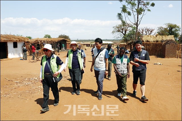 기아대책 말리와센터 사역자들과 석찬영 목사(왼쪽 첫 번째), 김광탁 목사(왼쪽 두 번째)가 말리와센터 주변 마을들을 방문하고 있다.