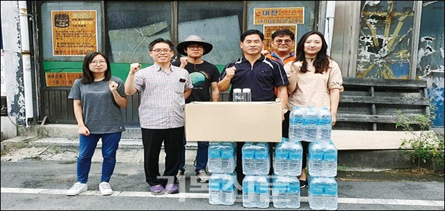 대전연탄은행 봉사자들이 가난한 이웃들의 여름나기를 돕기 위해 섬기는 모습.