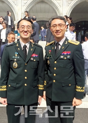 25년만에 육군 대령에 진급한 최석환 목사(오른쪽)와 대령 진급을 앞둔 이석영 목사.