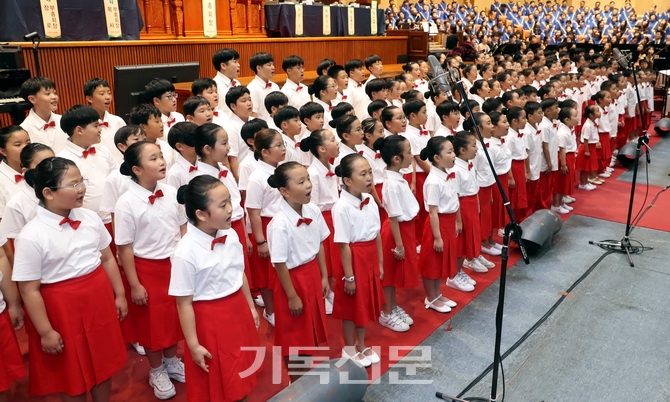 제104회 총회장 이취임 감사예배에서 120여 명의 꽃동산교회 어린이 합창단이 ‘항상 기뻐하라’라는 특송을 하고 있다.