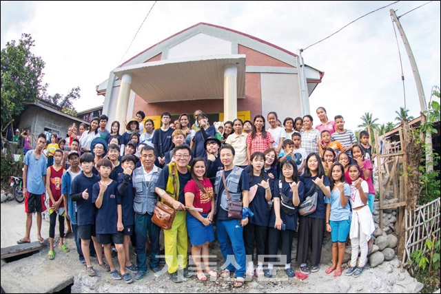 자신들의 헌신으로 건립된 필리핀 다바오의 수와안교회 헌당식에 함께 한 광주 샘물교회 청소년들.(사진 앞 줄)