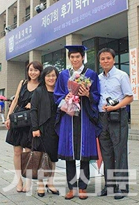 아들 대학 졸업식장에 참석한 호용한 목사 가족.