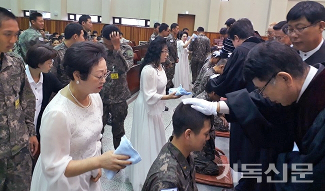 총회군선교회 전북지회 소속 목회자들이 육군 부사관후보생들에게 세례를 베푸는 모습.