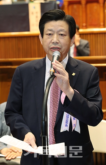 김종준 총회장이 총대석까지 내려와 총신운영이사회 폐지 필요성을 설명하고 있다.