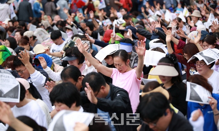 10월 3일 열린 ‘한국교회 기도의 날’에서 참석자들이 기도하고 있다. 주최 측은 정치성을 배제한 순수한 기도회라는 점을 강조했지만, 이념성이 드러나는 기도와 김정은 독재타도와 같은 외침이 터져 나왔다.