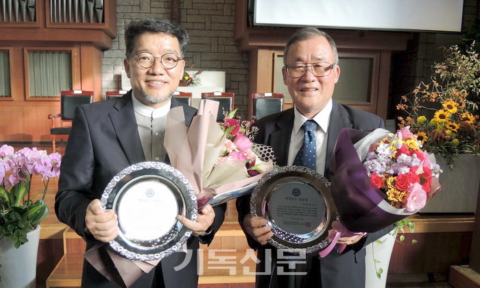 제19회 언더우드 선교상을 수상한 이영권 선교사(오른쪽)와 박철현 선교사는 “모든 것이 하나님의 은혜일 뿐”이라고 하나님께 영광을 돌렸다.