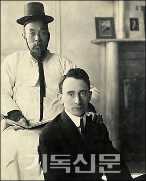 자신의 한국어 선생이나 통역사였던 목원홍과 함께 한 젊은 시절의 스코필드.(독립기념관 소장)