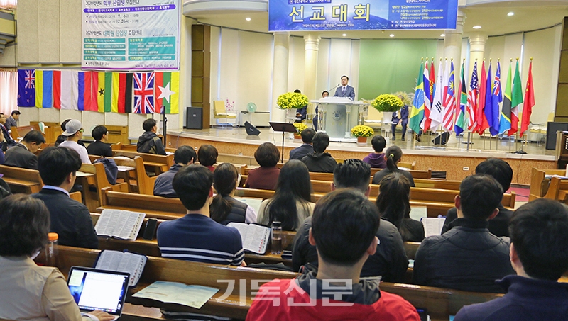 광신대학교 선교대회에서 GMS 이사장 김정훈 목사가 설교하고 있다.