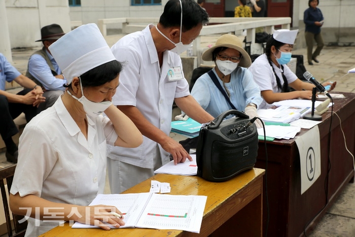 유진벨재단이 북한 결핵 치료센터에서 현지 의료진과 함께 환자 등록을 진행하고 있다. (사진제공=유진벨재단)