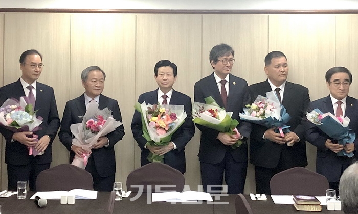 한국교회 교단장회의에서 예장합동 김종준 총회장(왼쪽 세 번째)을 비롯한 신임 총회장들이 한국교회의 새로운 연합을 다짐하고 있다.