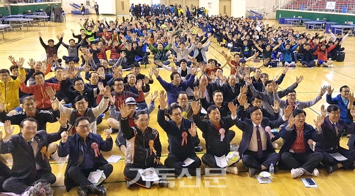 올해로 14회째를 맞은 서울지역노회협의회 연합체육대회는 노회 간 화합의 견인차 역할을 감당해 오고 있다. 순서를 맡은 총회 중진과 협의회 관계자들이 두 손을 들고 화합을 다짐하고 있다.