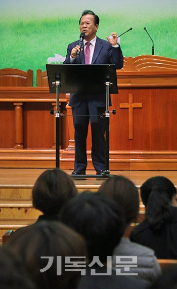 전북주일학교연합협의회 주최 교사 영적 대각성 집회에서 거창중앙교회 이병렬 목사가 메시지를 전하고 있다.