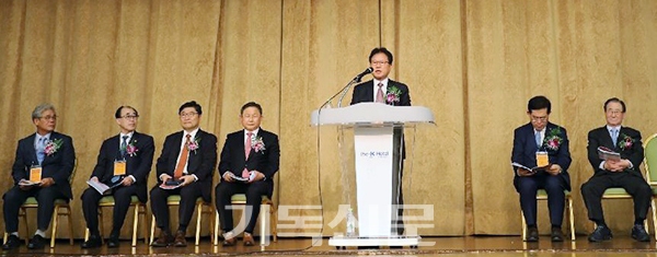 회장 김봉중 장로가 영남지역장로회 수련회 개회예배를 인도하고 있다.