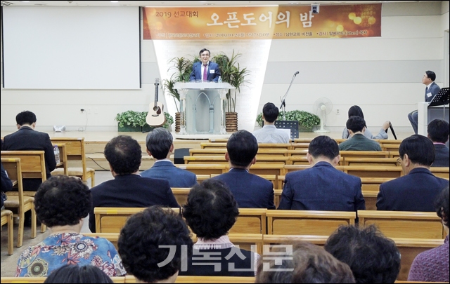 김성태 한국오픈도어선교회 이사장이 21일 오픈도어의 밤에서 행사 취지를 설명하고 있다.