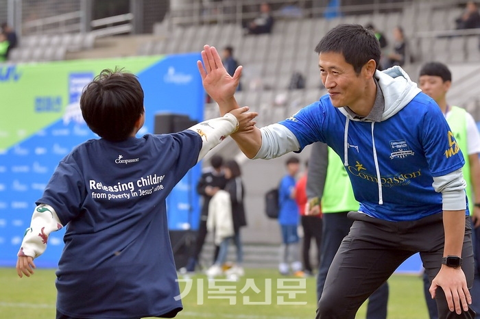 한국컴패션 홍보대사 이영표 선수가 아이들과 즐거운 시간을 보내고 있다.