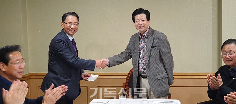 김종준 총회장(오른쪽)이 제주노회장 이수덕 목사에게 발전기금을 전달하고 있다.