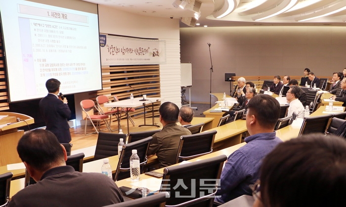 한국교회법학회 세미나에서 지영준 변호사가 ‘항존직 임기제’의 법적 문제를 설명하고 있다.