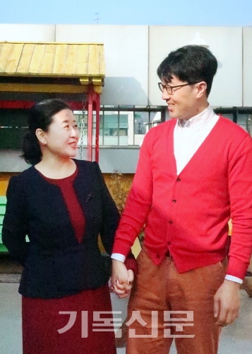 김디모데 목사(오른쪽)와 박예영 이사장 부부가 서로를 바라보고 있다. 남남북녀인 두 사람은 가정 안에서 통일을 이루고, 민족의 통일을 바라보며 동역하고 있다.
