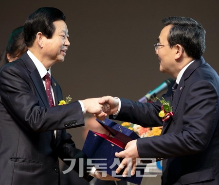 김종준 총회장이 CTS 공동대표이사 취임패를 받고 있다.