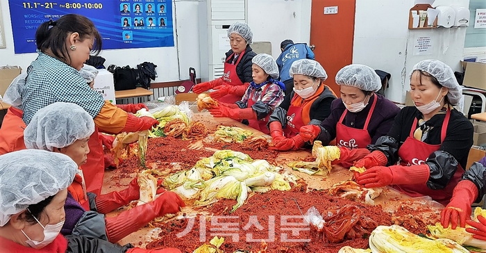 한국교회연합 여성위원회 관계자들과 탈북민 자원봉사자들이 11월 6일 참좋은친구들 급식센터에서 어려운 이웃을 위한 김장김치를 담그고 있다.