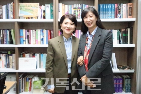 박유미 박사(오른쪽)와 강호숙 박사는 총신신대원 선후배 관계다. 강 박사가 박 박사보다 나이는 많지만 신대원은 늦게 입학했다. 두 사람은 단짝이 되어 15년간 교회의 여성인식 개선에 앞장서고 있다.