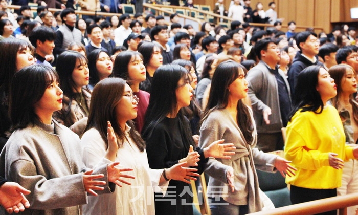 광주시복음화성회에 참석한 청년대학생들과 성도들이 함께 찬양을 올리고 있다.