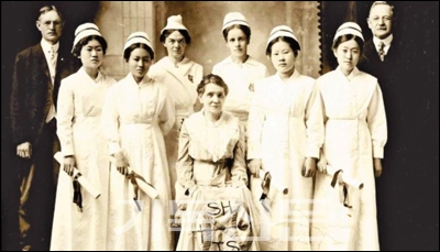 세브란스병원 간호부양성소(현 연세대 간호대)에서 학생들을 가르치던 시절의 서서평과 졸업생들.