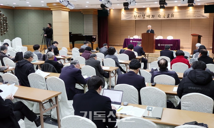 한국장로교신학회에서 고신대 이상규 명예교수가 신사참배는 아픈 상처이며 지금까지 한국교회의 논쟁적 주제로 남아 있다고 말하고 있다.