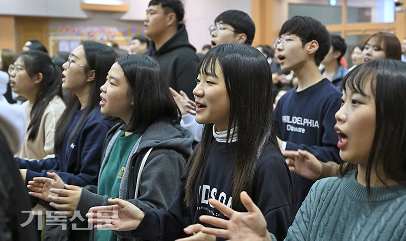 순천노회 다음세대 찬양집회에서 기도와 찬송으로 하나님께 마음을 드리는 청소년들.