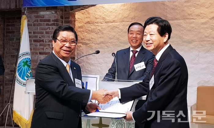 한장총 상임회장에 추대된 예장합동 총회장 김종준 목사(오른쪽)가 선관위원장 유중현 목사로부터 당선증을 받고 있다.