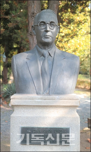 대전 한남대학교 교정에 세워진 윌리엄 린튼의 동상.
