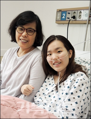 적극적인 위기관리로 건강을 회복한 MK 김예경 양과 어머니 서은영 선교사.