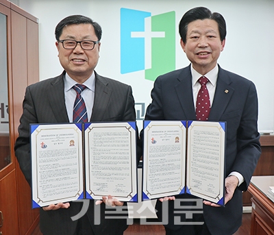 쉐마기독학교 김종준 이사장(오른쪽)과 GMS 김정훈 이사장이 업무협약서를 교환했다.