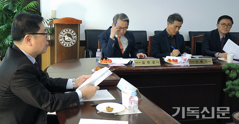 GMS 김정훈 이사장(왼쪽)이 5일 임원회를 인도하고 있다. GMS는 이날 선교연구개발원 본부연구원 구성을 마쳤다.